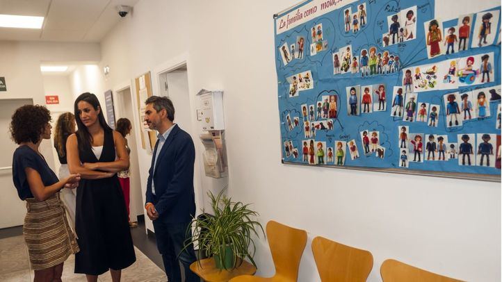 La vicealcaldesa Begoña Villacis visita el Centro de apoyo a la familias de la Calle Hermanos Alvarez Quintero, 7.