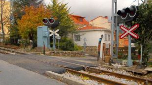 Se salva al saltar de su coche antes de ser arrollada por un tren