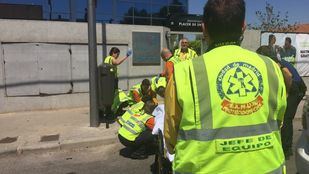 Herido grave tras colisionar con un coche y salir despedido de su moto