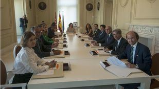 El nuevo Gobierno marca prioridades con PP y Cs aún divididos
