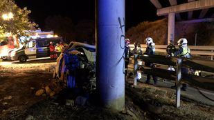 Fallece al incendiarse su coche tras chocar contra un pilar