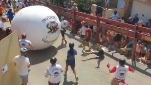 Nuevo herido en el boloencierro: el alcalde de Mataelpino choca contra la bola gigante