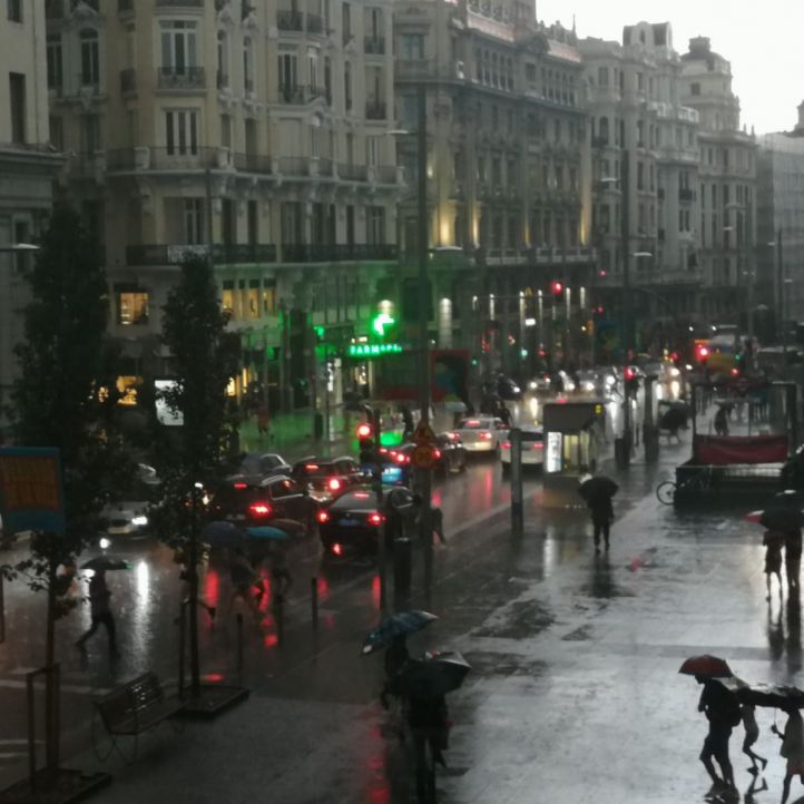 La Gran Vía de Madrid, en plena tormenta.