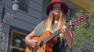 Adriana Moreno: en busca de un lugar en la música desde las calles de Madrid