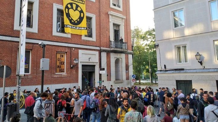 El desalojo de La Ingobernable ha sido aplazado y celebrado por el numeroso grupo de personas que se concentraba en la calle.