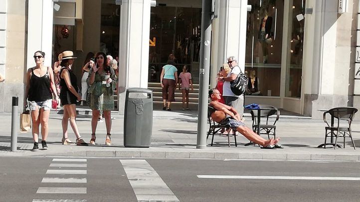 Turista tomando el sol en Gran Vía