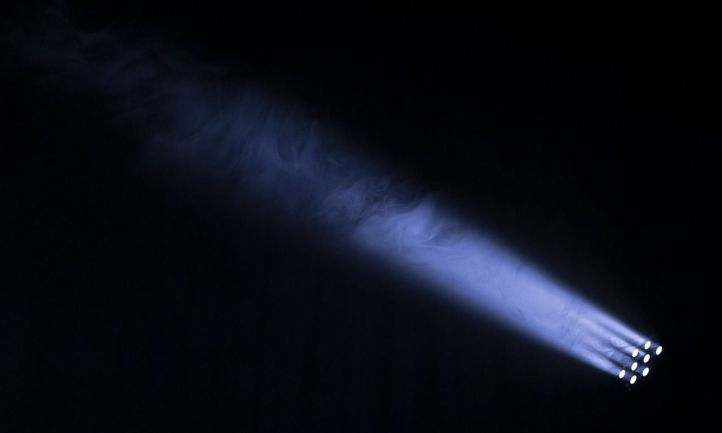 La sala se queda a oscuras para ver la representación.