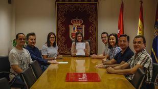 La alcaldesa de Móstoles muestra el documento que declara a las Fiestas del 2 de Mayo de Interés Turístico Nacional.
