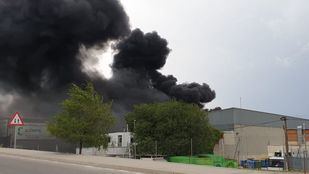 Arde una nave de reciclaje de papel en Vicálvaro