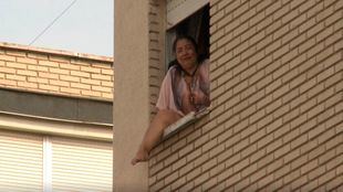 Nancy, a punto de tirarse por la ventana en el anterior intento de desahucio.