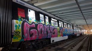 Foto de archivo de un tren de Metro de Madrid con pintadas.