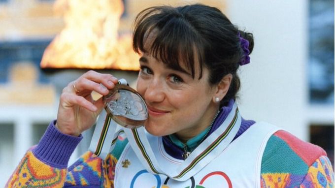 Blanca Fernández Ochoa se cuelga la medalla de bronce en los JJOO de Albertville en 1992.