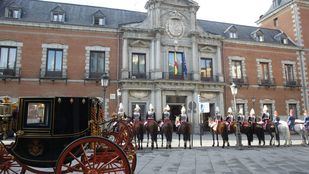 Los nuevos embajadores desfilan por Madrid en carruaje real para recoger sus credenciales