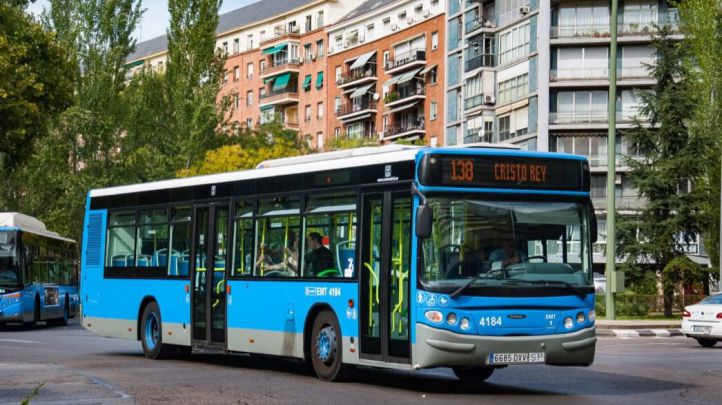 Autobús de la línea 138 de la EMT con trayecto Cristo Rey-San Ignacio.