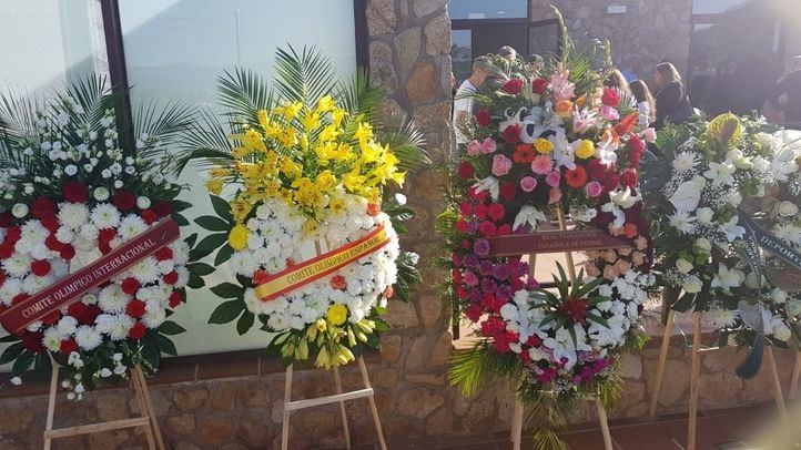 A la capilla ardiente de Blanca Fernández Ochoa no dejan de llegar flores y condolencias