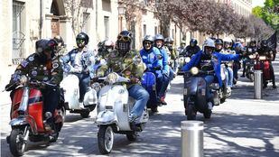 El sonido de las Vespas vuelve a inundar Alcalá