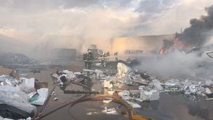Controlado un incendio en una planta de reciclaje en Alcalá