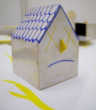 Busco piso en esta zona : una exposición para reflexionar sobre el papel de la vivienda