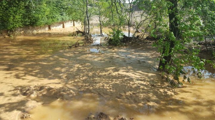 Una de las calles de Arganda del Rey, inundada por las fuertes lluvias.
