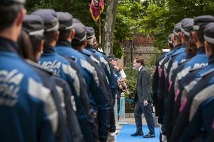 El alcalde José Luis Martínez-Almeida, junto a un grupo de Policía Municipal.