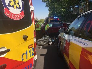 Muere un motorista tras chocar con un vehículo en la calle Alcalá