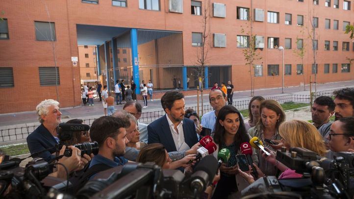 Rocío Monasterio visita un bloque de viviendas okupado en la calle Embalse del Vellón, en el Ensanche de Vallecas.