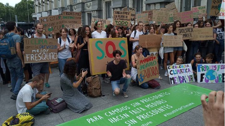 Concentración frente al Congreso para pedir la declaración de emergencia climática.