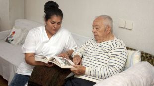 La Comunidad avanza un plan de formación y apoyo a cuidadores de personas con Alzheimer