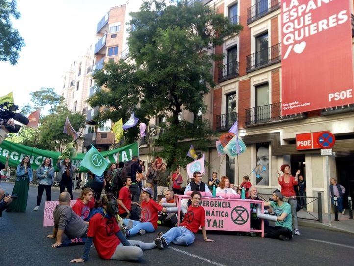 Los manifestantes han cortado, durante una hora, la calle Ferraz frente a la sede del PSOE.