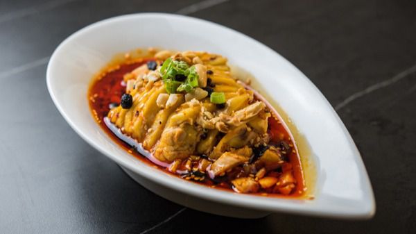 Pollo Ban Ban, marinado con salsa picante, sésamo y cacahuetes.