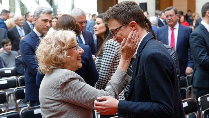 La alcaldesa de Madrid, Manuela Carmena, saluda a Íñigo Errejón, en una imagen de archivo.