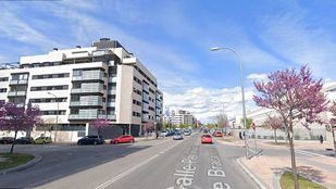 Arrastrada tras el robo de su bolso desde un vehículo