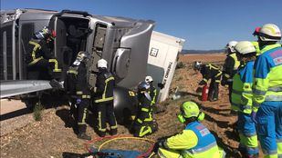 Varios bomberos liberan a un camionero que había quedado atrapado tras un accidente