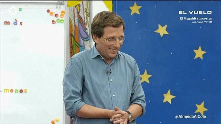 Almeida la lía contestando a las preguntas de niños de primaria