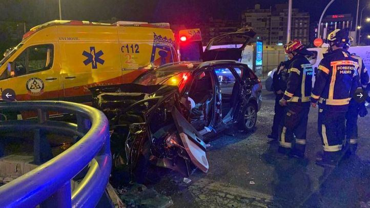 Dos jóvenes, graves tras chocar contra una mediana en Puente de Ventas