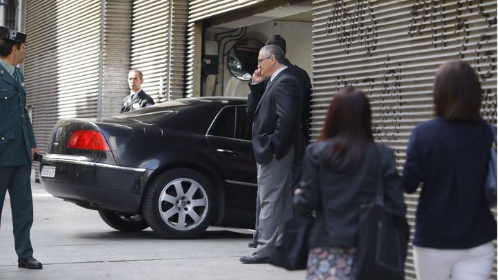 Coche oficial de la Comunidad de Madrid entrando en la sede del gobierno regional.