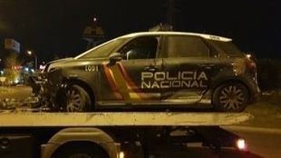 Uno de los coches policiales destrozados tras la persecución.