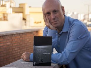 David Salvo presenta su primer libro ‘ De espaldas y lunas ’: una oda a la nostalgia