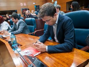 Avalmadrid desata la guerra entre Ayuso y Errejón: "Vive de la Complutense tras hacer un bodrio de trabajo indigenista"