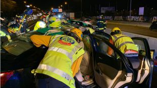 Un coche en dirección contraria choca con otros dos en la A-6