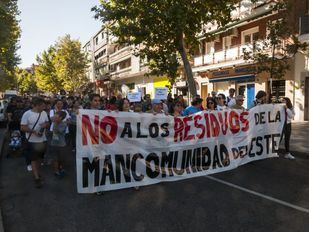 Más de 2.500 vecinos protestan para que la basura del Este no acabe en Vallecas