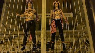 Cuatro activistas de Femen, encadenadas en Vistalegre contra el acto de Vox