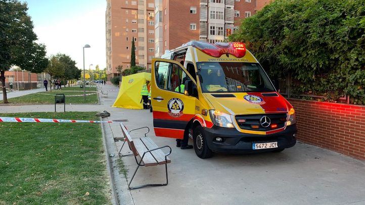 Efectivos del Samur atienden a un joven de 22 años apuñalado por otro de 17 en Carabanchel.