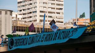 Activistas por el clima acampan frente al Ministerio de Transición Ecológica