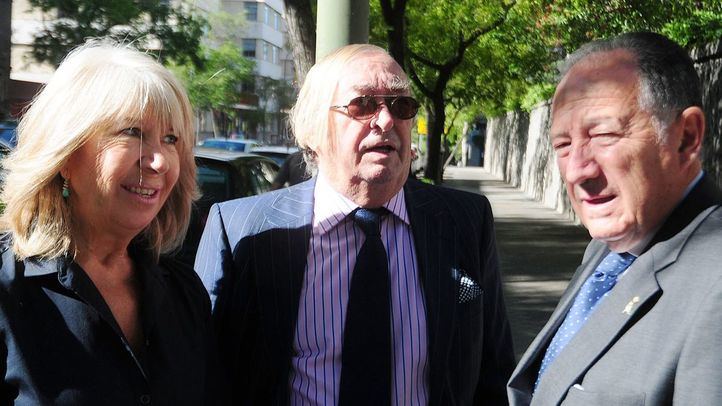 El periodista Pepe Oneto (en el medio).