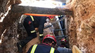 Diez horas de rescate de un trabajador atrapado en una zanja de cinco metros