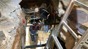 Los Bomberos rescatan a un hombre que ha caído a una zanja de cinco metros de profundidad en Torrejón de Ardoz.