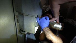 Una mujer, atrapada por los dedos en una maquina de hacer churros