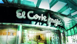 El Corte Inglés ilumina sus fachadas de rosa para celebrar el Día Mundial contra el Cáncer de Mama