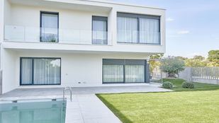 Diseño, naturaleza y calidad: así son los nuevos chalets con zonas comunes y piscina privada a 30 minutos de Madrid